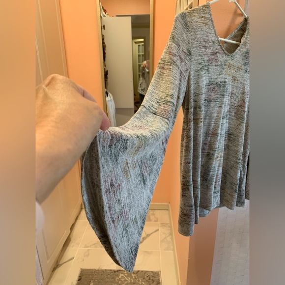 Soft woven long belled sleeve top - Picture 2 of 4